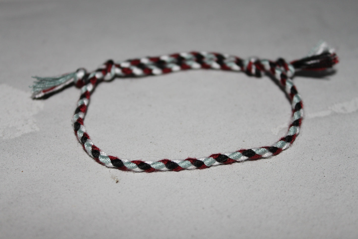 Pranayama Baumwolle Armband (Rot/Weiß/Schwarz/Hellblau)